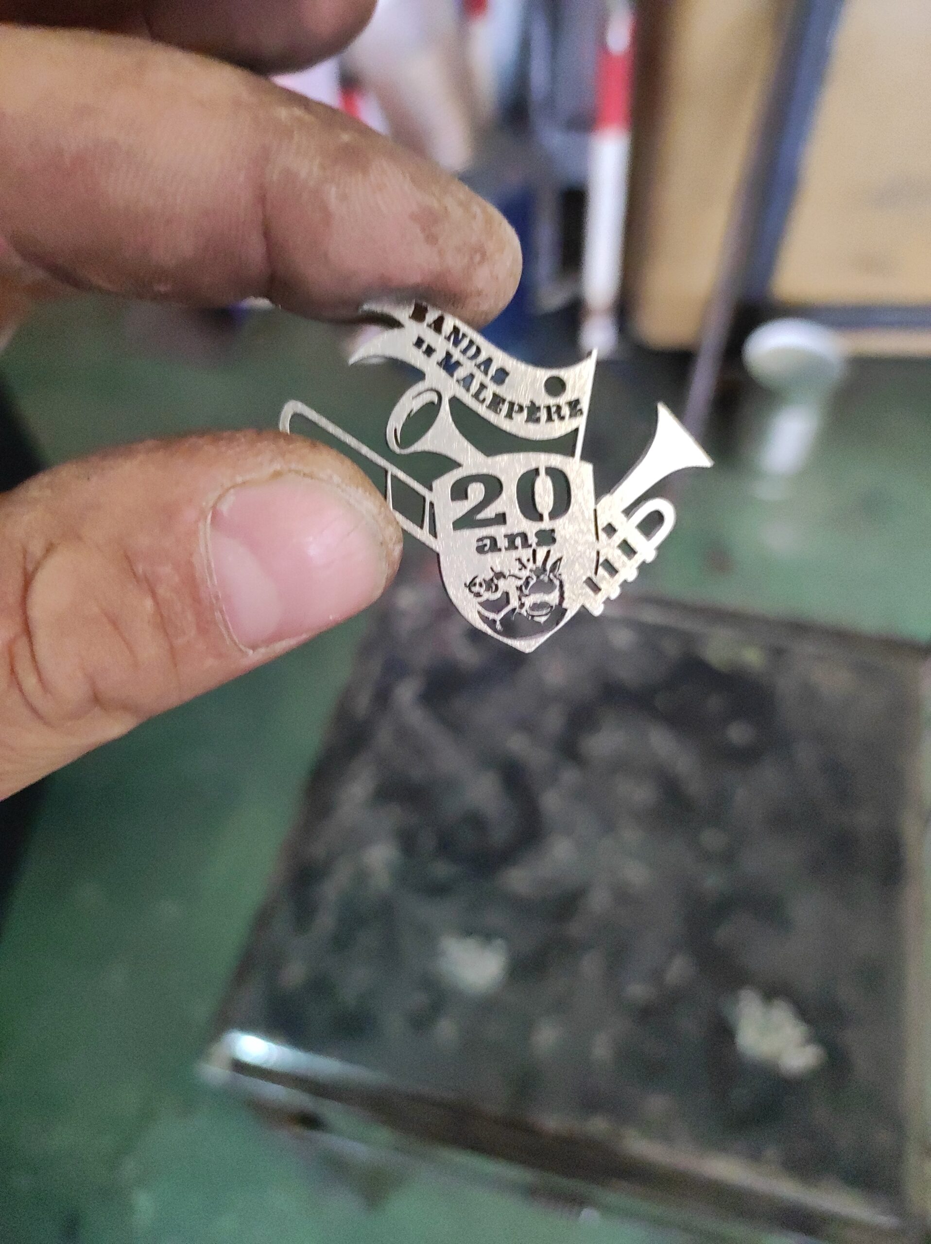 Insigne 20 ans Bandas de Malepère : Musique et Fête Insigne métal 20 ans Bandas de Malepère avec trompette et blason.